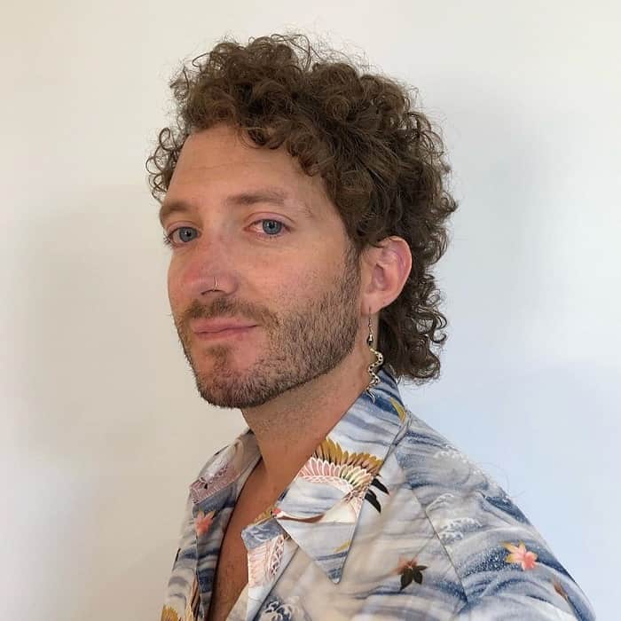 Featured image of post Short Mullet Curly Hair : This is a kind of joint haircuts for men, which features short hair in the front and on top as well as long locks in the back.