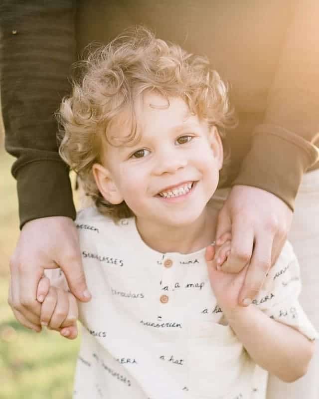 Cachos naturais do cabelo encaracolado para menino de 5 anos