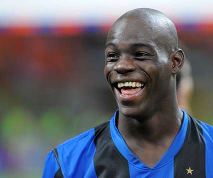 Picture of Mario Balotelli shaved head.