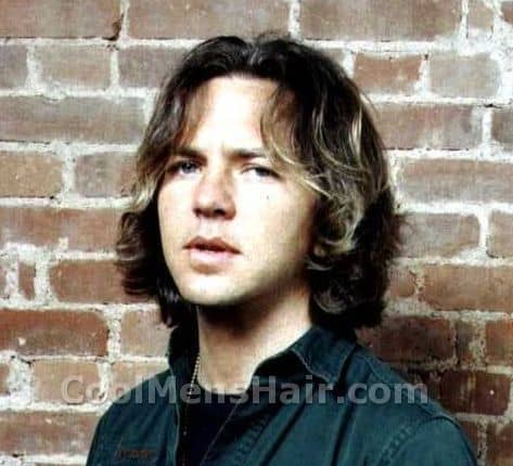 Photo of Eddie Vedder wavy hairstyle.