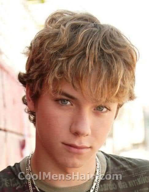 Image of Jeremy Sumpter wavy hairstyle.