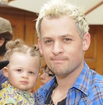 Photo of Joel Madden blond hairstyle.