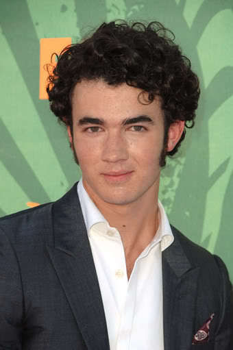 Image of Kevin Jonas hair and sideburns style.