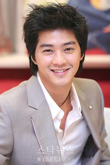 Photo of Kim Ji-Hoon textured hairstyle.