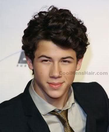 Pic of Nick Jonas managed curly hairstyle for men. 