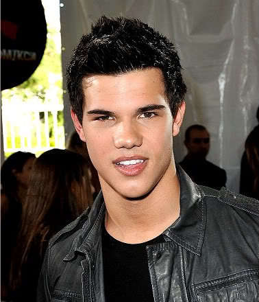 Taylor Lautner Hello Jacob Black Photo 177271  Taylor Lautner Pictures   Just Jared Jr