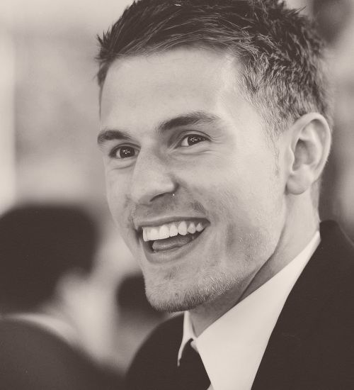 Photo of Aaron Ramsey short hairstyle.