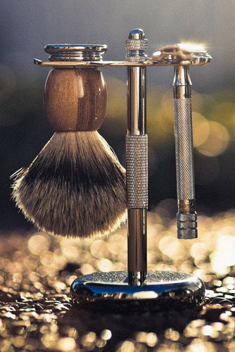 Picture of Colonel Conk stand with Parker silvertip badger brush and Merkur model 180.