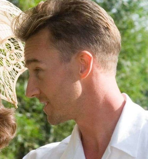 Photo of Edward Norton short hair.