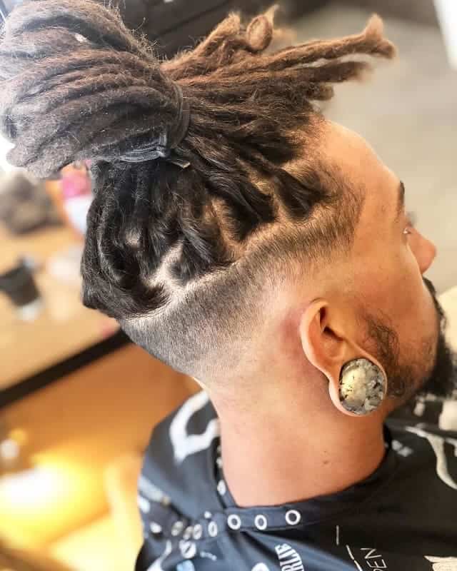 High Top Fade mit langen Dreads 