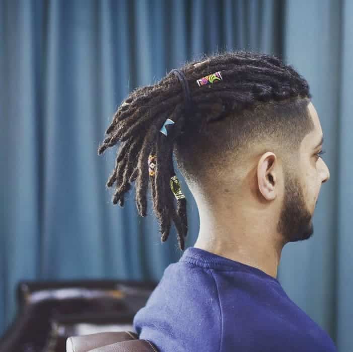 High Top Fade mit Dreaded Ponytail