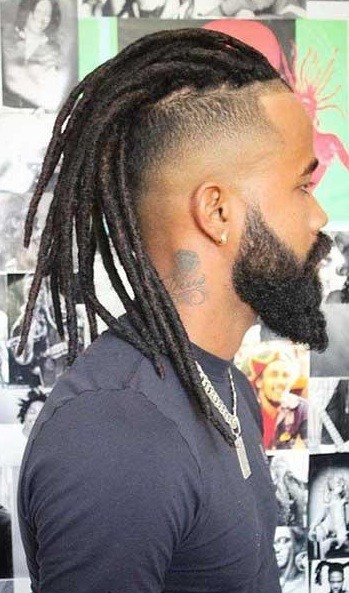 intertravamento de rastas com undercut