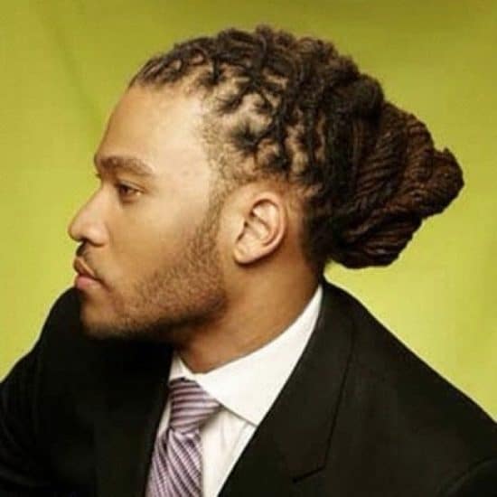 man bun con rastas entrelazadas