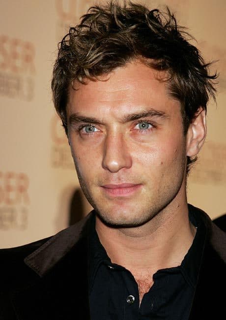 Picture of Jude Law hairstyle for men with oval face. 