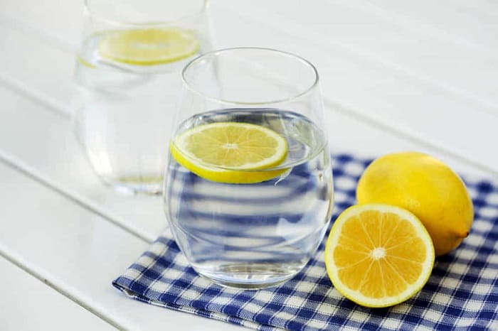 lighten hair with lemon juice