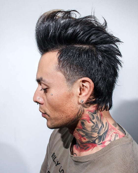 Acconciatura mullet con fauxhawk