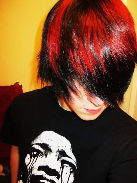 rood gekleurd emo-haar