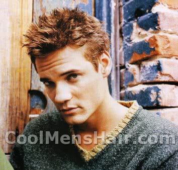 Photo of Shane West spiky wavy hairstyle.