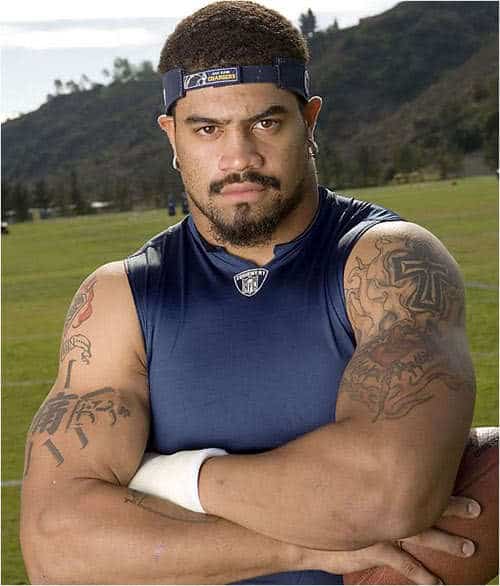 Photo of Shawne Merriman short hair.