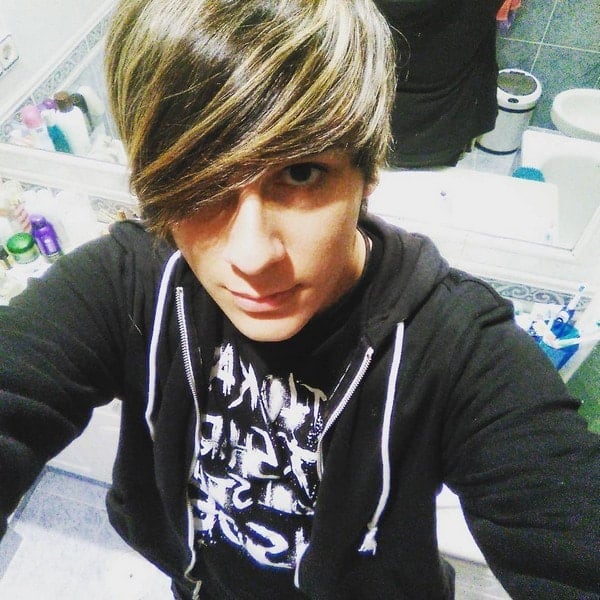 CORTES DE CABELO MASCULINO PRA VOCÊS SE INSPIRAR  Teen boy hairstyles, Emo  hairstyles for guys, Short emo hair