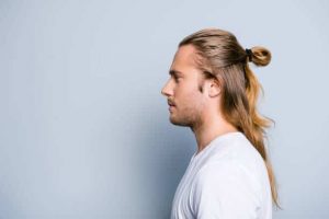 how to tie medium high man bun hair